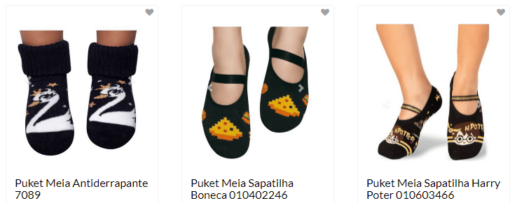 Na imagem: 3 pares de meias Puket, vendidas na Se-An Junior Moda Infantil. A primeira à esquerda possui estampa de cisne. A do meio tem estampa de pizza. O par da direita é estampado com o Harry Potter. Todas são pretas.