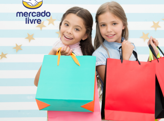 A imagem que ilustra o artigo sobre roupa infantil mercado livre mostra duas meninas segurando sacolas de compras. O fundo é listrado de branco e azul claro e há a logo do Mercado Livre.