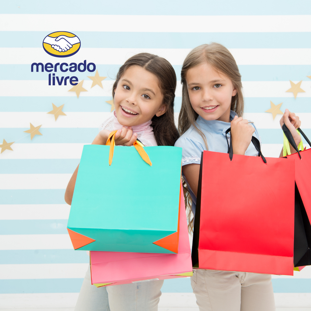 A imagem que ilustra o artigo sobre roupa infantil mercado livre mostra duas meninas segurando sacolas de compras. O fundo é listrado de branco e azul claro e há a logo do Mercado Livre.