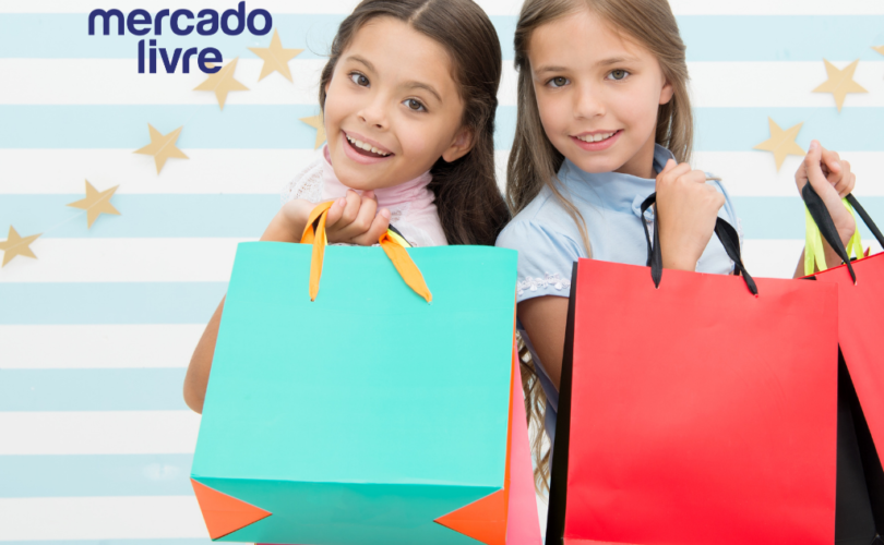 A imagem que ilustra o artigo sobre roupa infantil mercado livre mostra duas meninas segurando sacolas de compras. O fundo é listrado de branco e azul claro e há a logo do Mercado Livre.