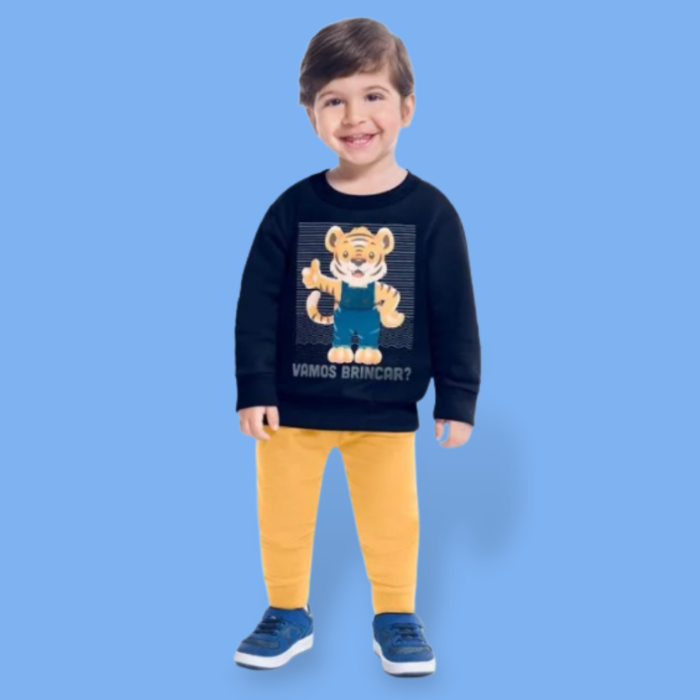 Menino usando blusa de moletom
